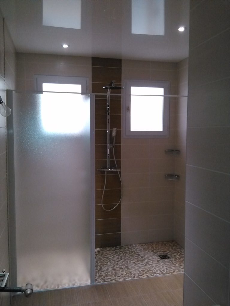 Salle de bains après rénovation avec douche à l'italienne.