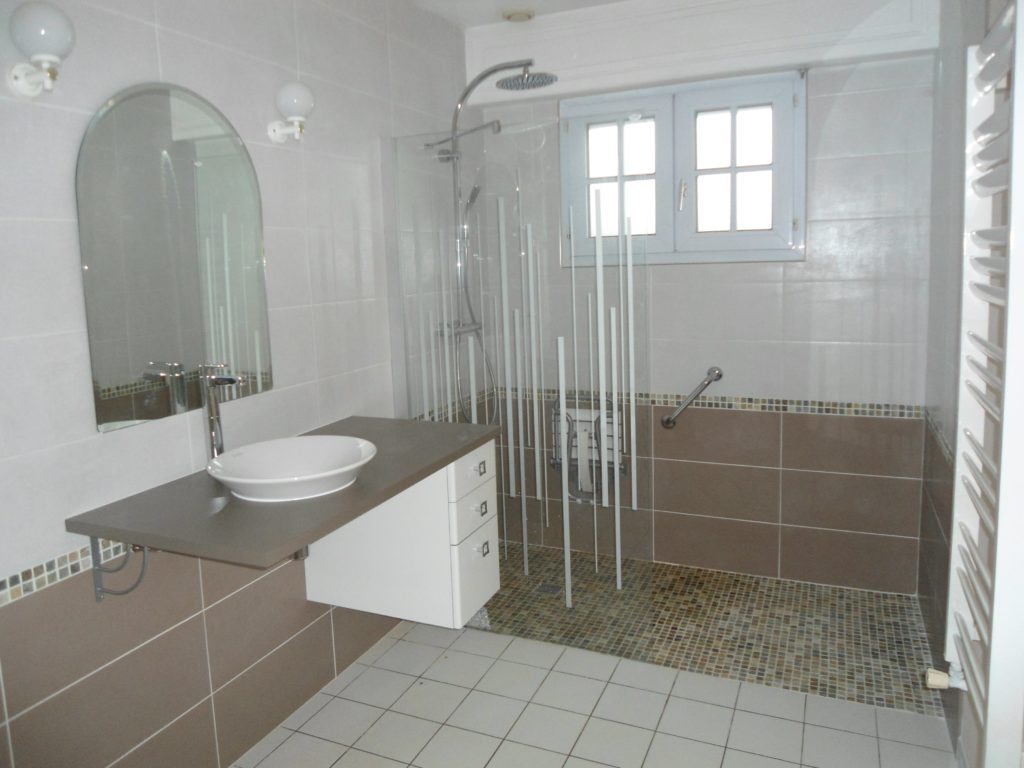 Allo Laurent - Installation plomberie et sanitaire - Pose salle de bains - baignoire et évier.