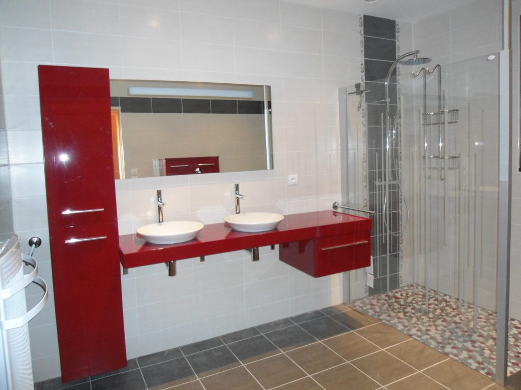 ALLO LAURENT - Travaux de plomberie, sanitaire, aménagement de salle de bains rouge.