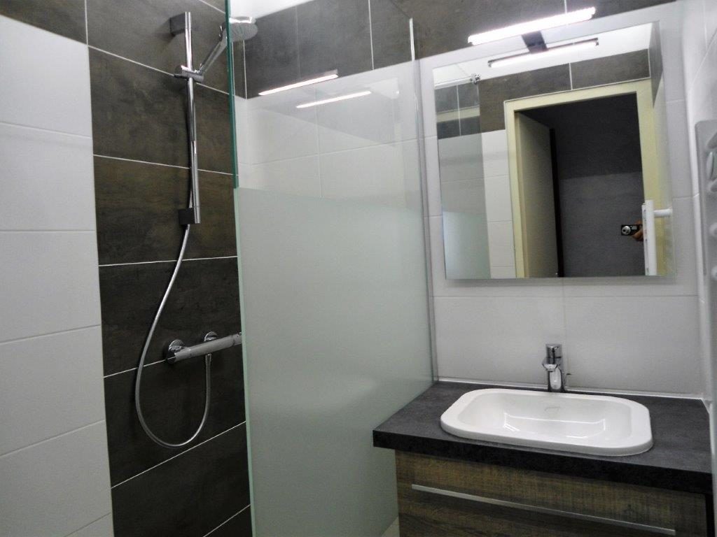 Installation d'une salle de bains en noir et blanc